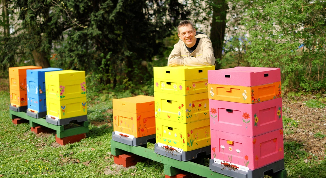 Mariusz Zienkiewicz mit seinen Bienenvölkern im Garten