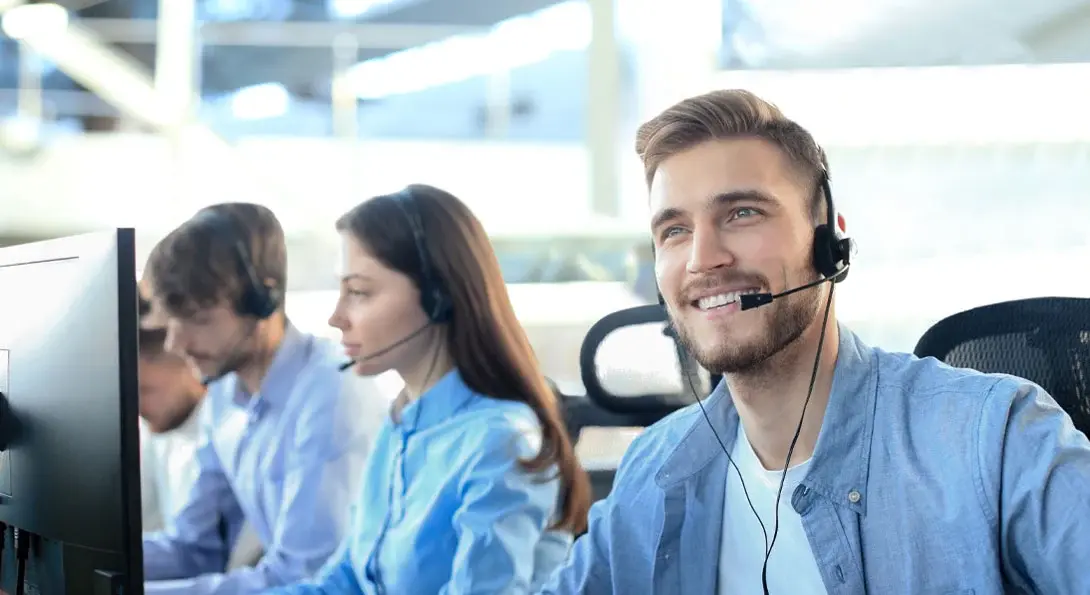 Mann leistet Software-Support via Headset